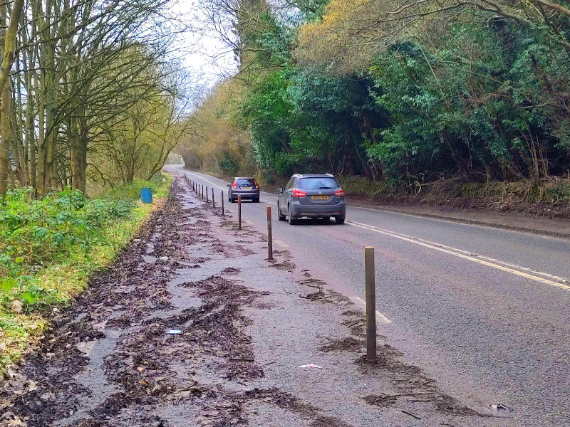 A photo looking up the A435 Charlton Hill showing the location of the closure, and the current roadwork blocked lane.